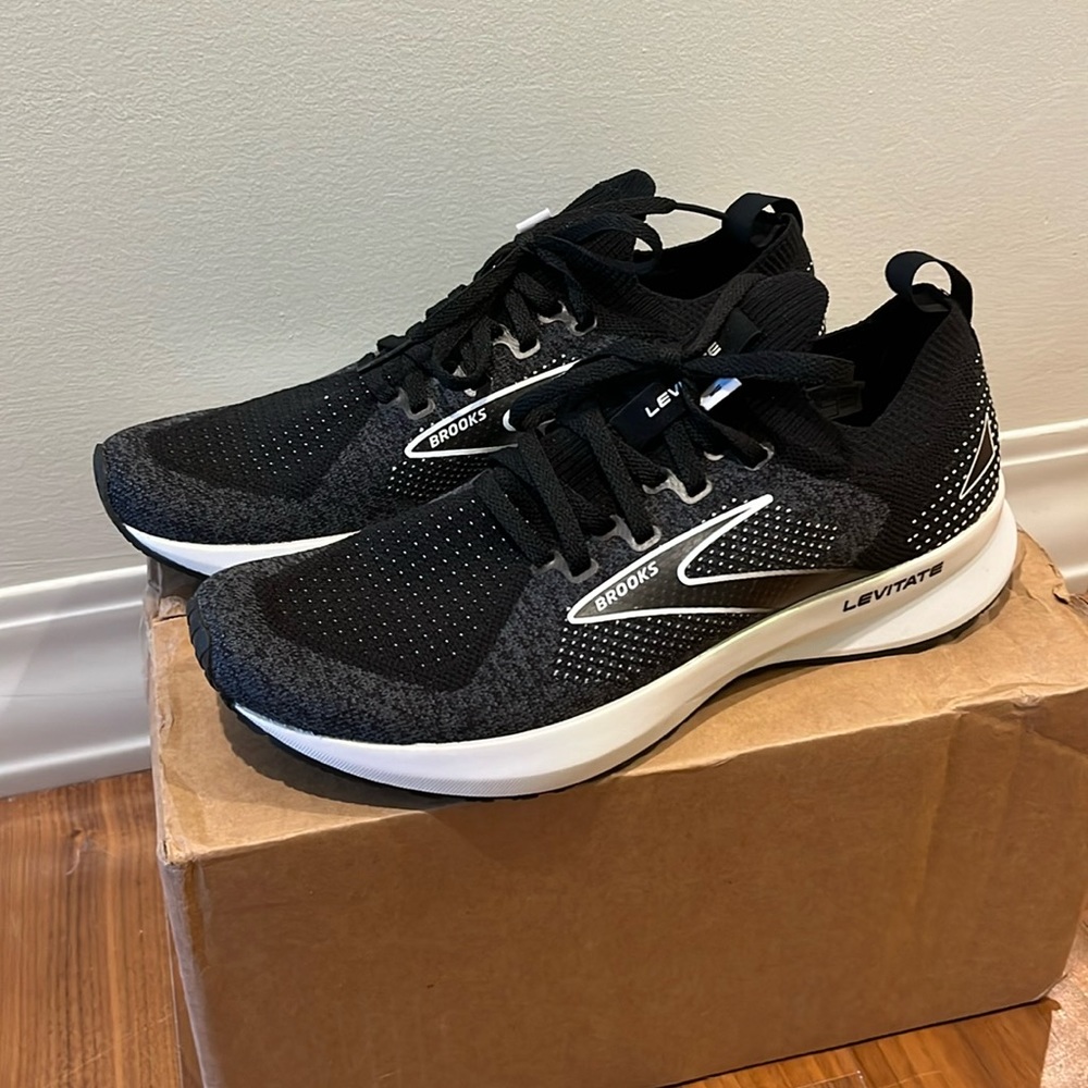 Brooks Levitate 5 Stealthfit black & white